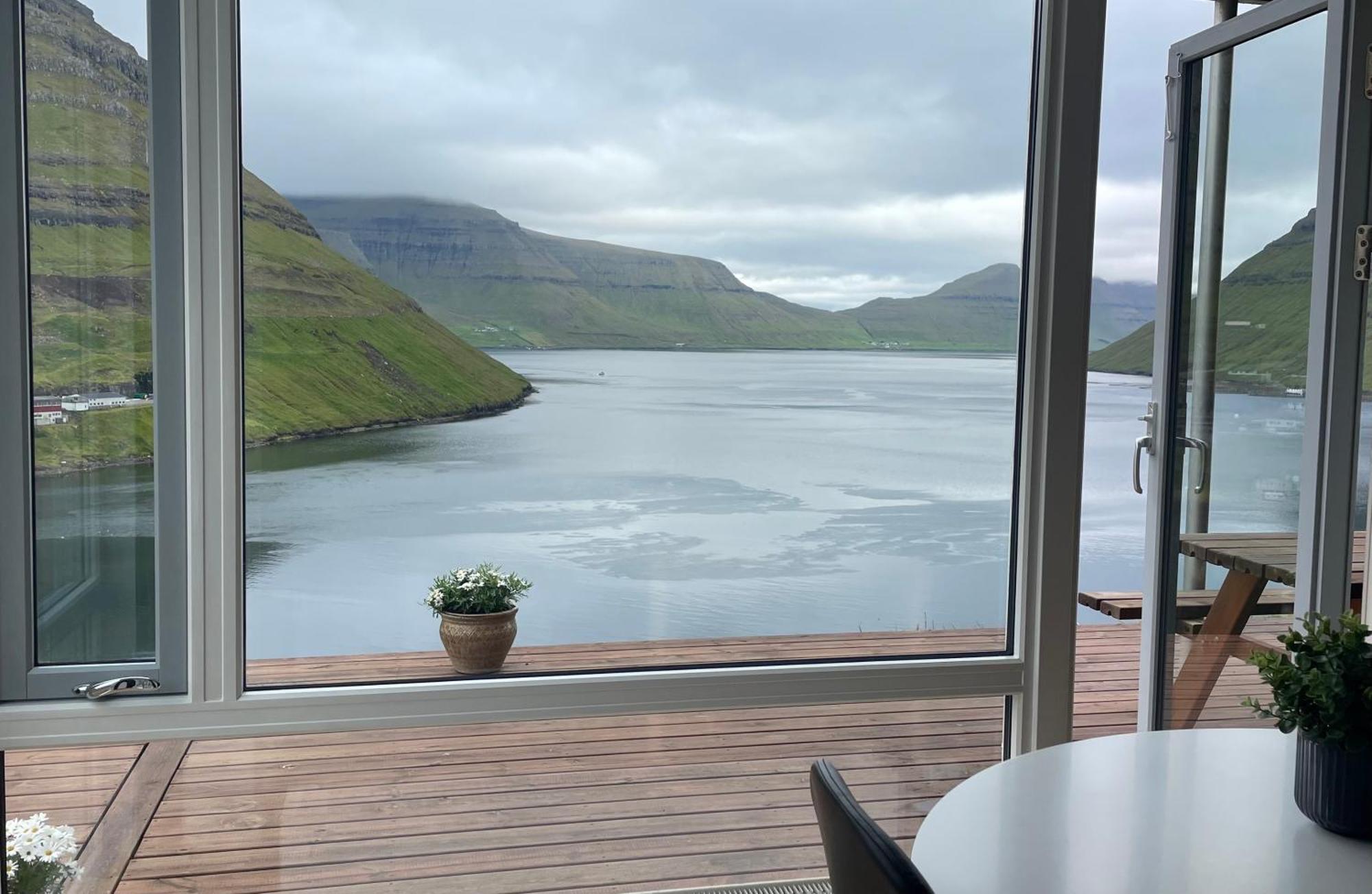 Unique Sea & Landscape View And Spacious Apartment Klaksvík Exteriör bild